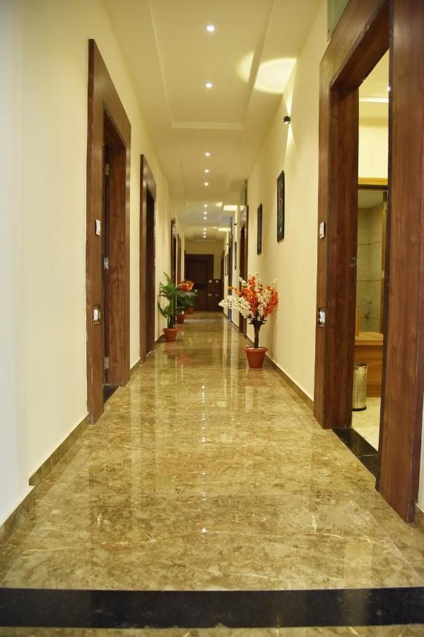 Hotel Krishna Palace Ананд Екстер'єр фото